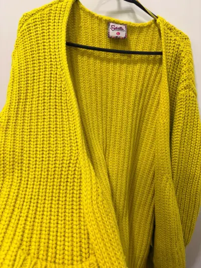 Cardigan amarillo tejido para mujer - miniatura 2