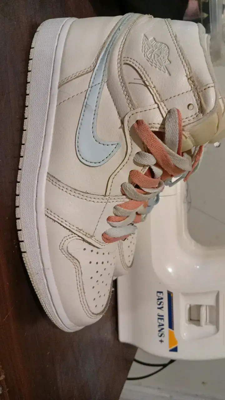 Zapatillas deportivas blancas con detalles de colores - 1