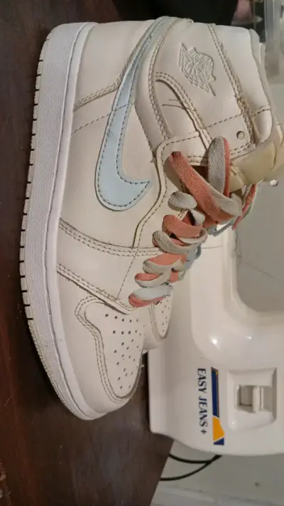 Zapatillas deportivas blancas con detalles de colores - miniatura 1