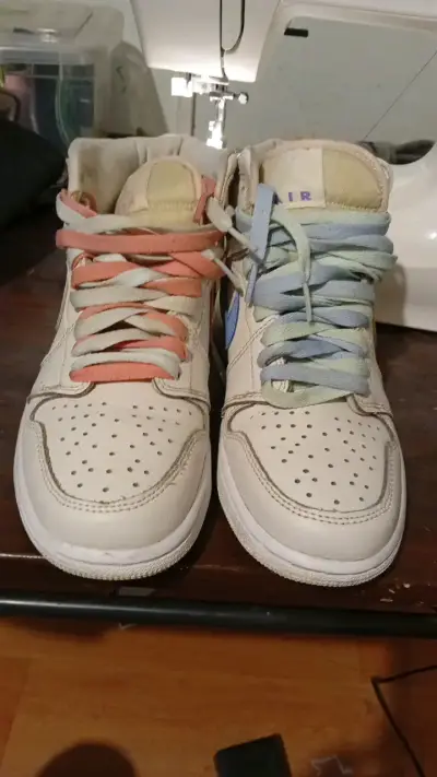 Zapatillas deportivas blancas con detalles de colores - miniatura 2