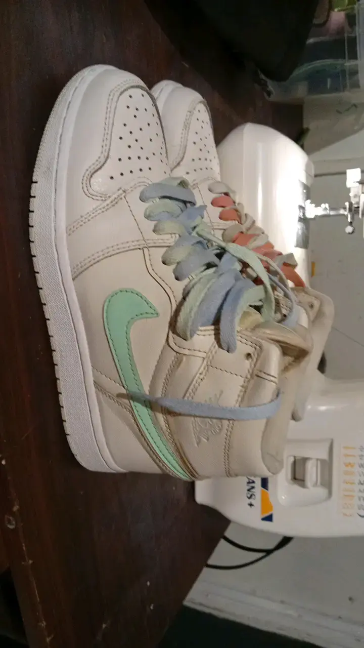 Zapatillas deportivas blancas con detalles de colores - 3