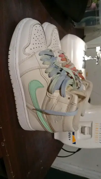 Zapatillas deportivas blancas con detalles de colores - miniatura 3