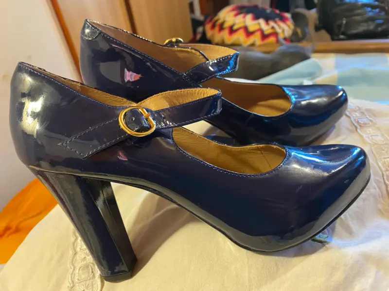 Zapatos de tacón azul charol con hebilla