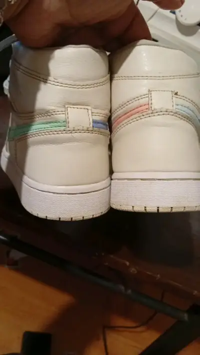 Zapatillas deportivas blancas con detalles de colores - miniatura 4