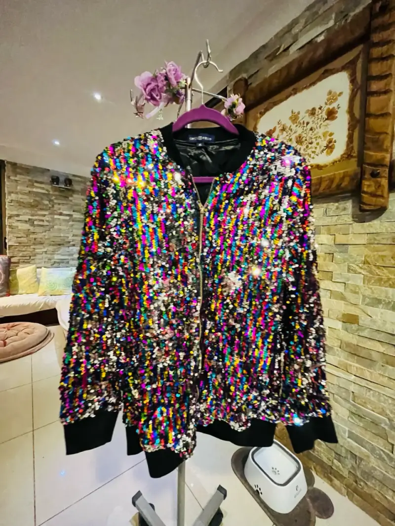 Chaqueta bomber con lentejuelas multicolor