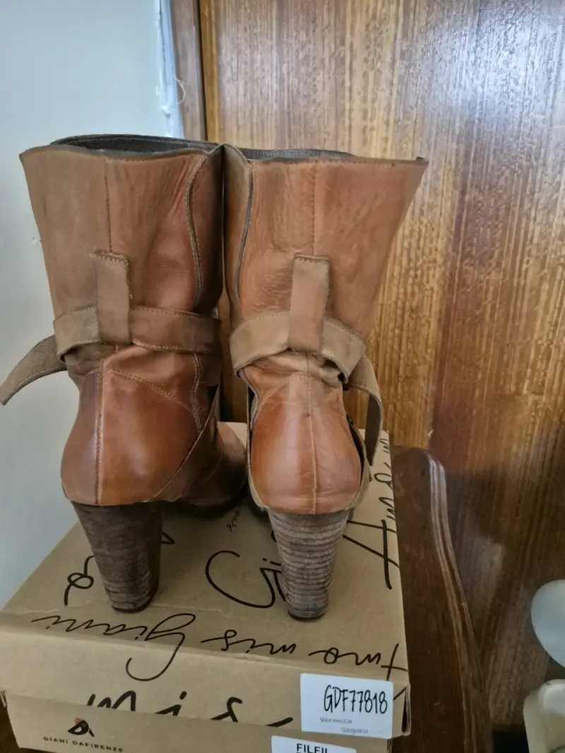 Botines de cuero marrón con tacón alto - 3