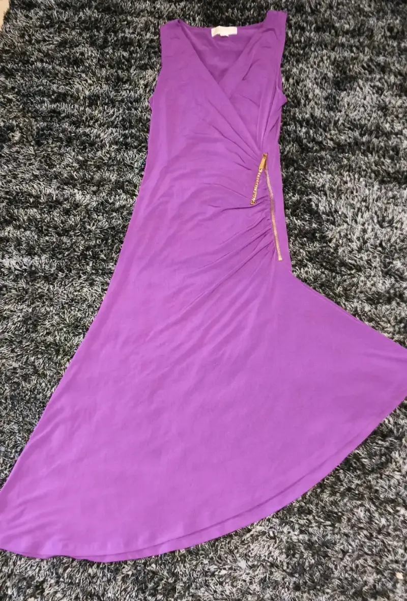 Vestido morado con cierre dorado elegante - 1