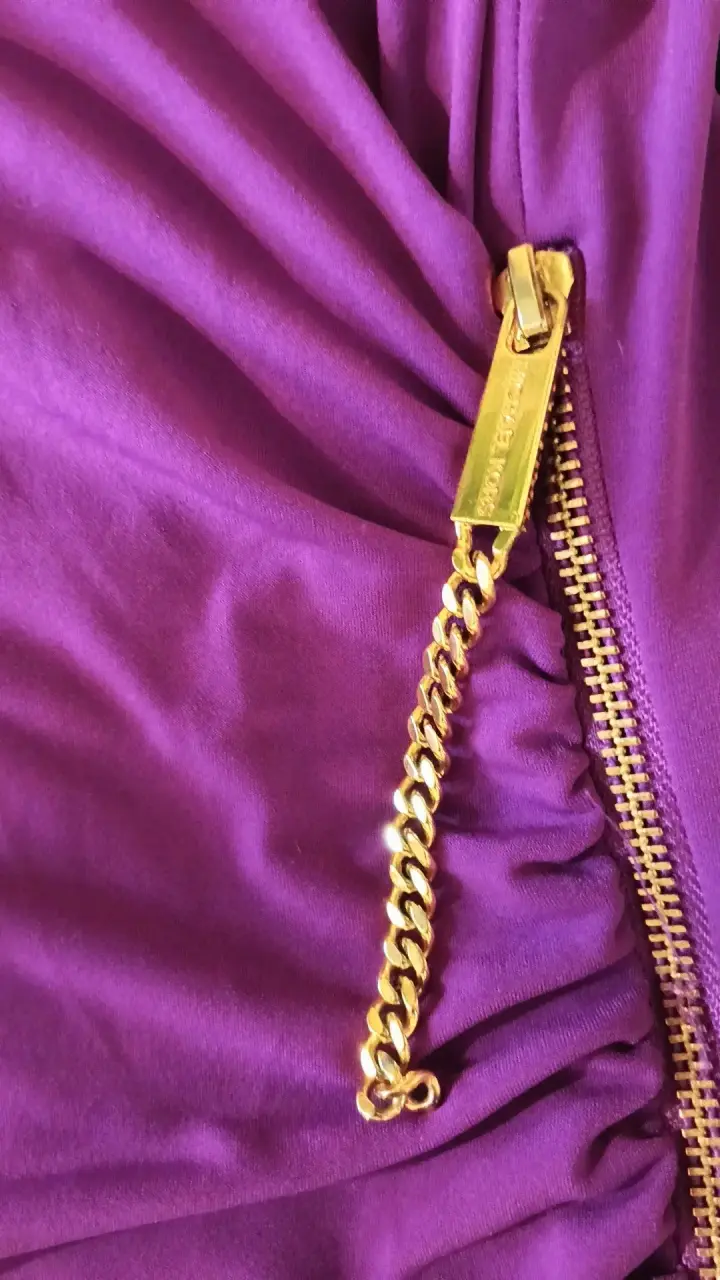 Vestido morado con cierre dorado elegante - 2