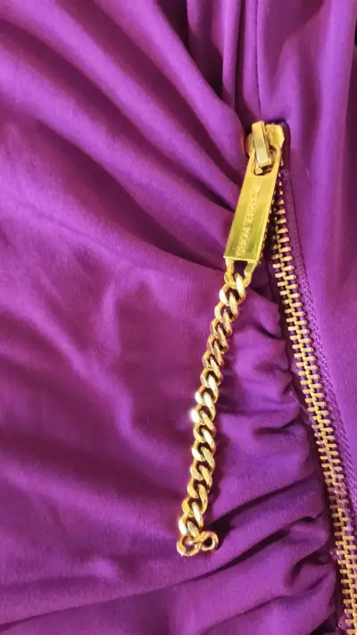 Vestido morado con cierre dorado elegante - miniatura 2