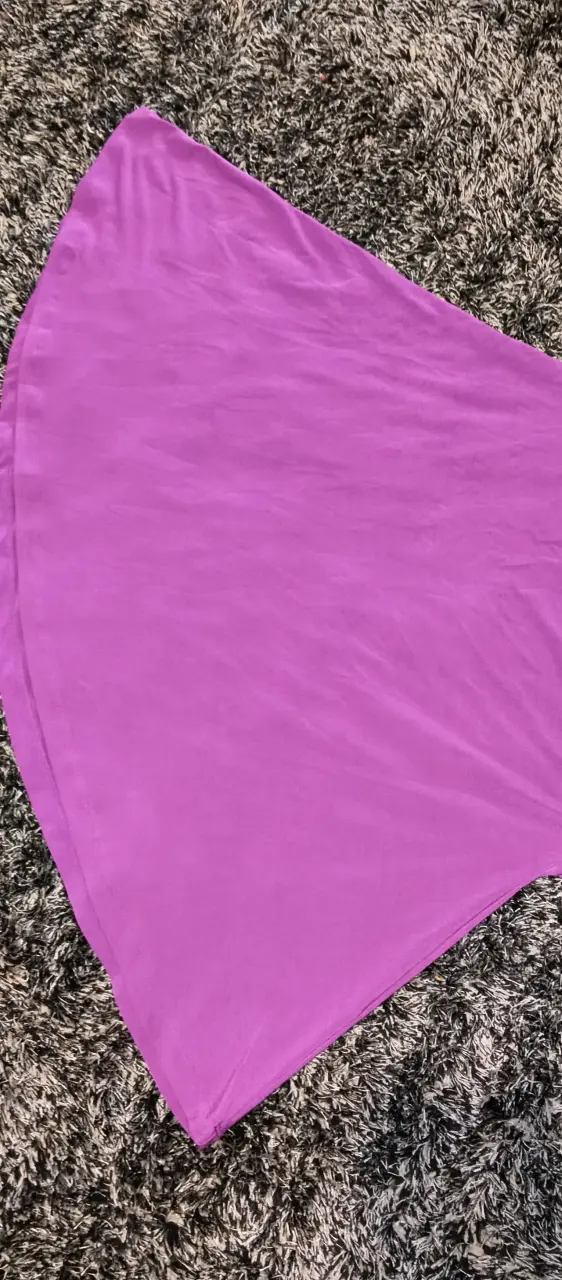 Vestido morado con cierre dorado elegante - 3