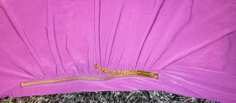 Vestido morado con cierre dorado elegante - 4