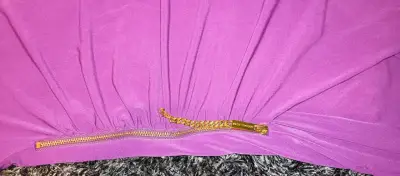 Vestido morado con cierre dorado elegante - miniatura 4