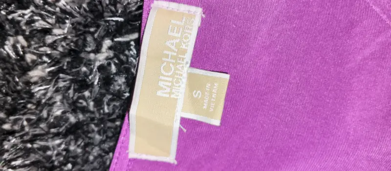 Vestido morado con cierre dorado elegante - 5