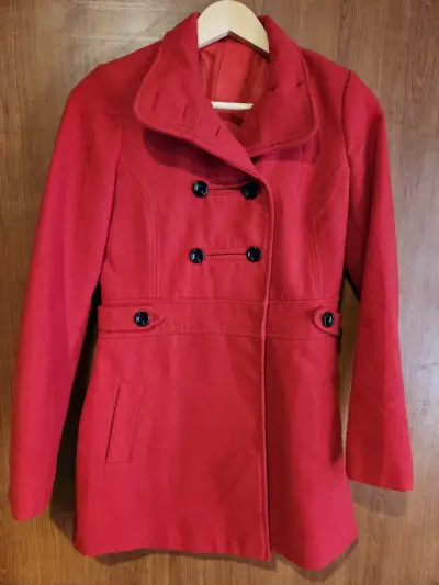 Abrigo rojo para mujer - miniatura 1