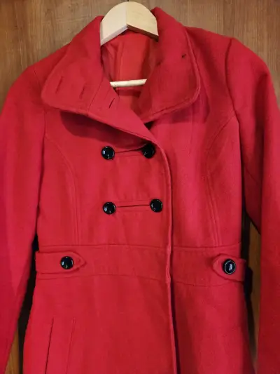 Abrigo rojo para mujer - miniatura 2
