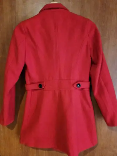 Abrigo rojo para mujer - miniatura 3
