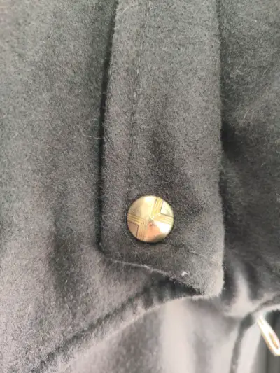 Abrigo gris con cierre y detalles dorados - miniatura 3