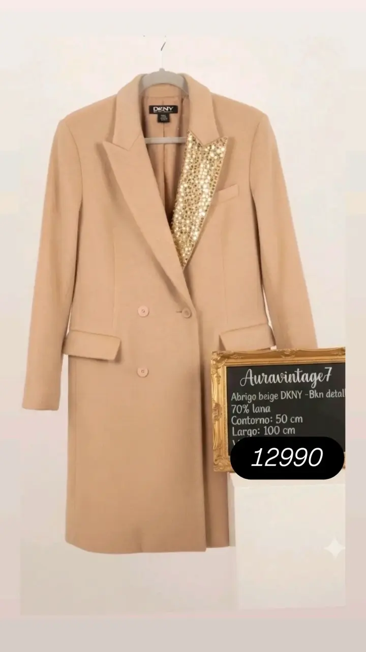 Abrigo beige DKNY con detalles brillantes