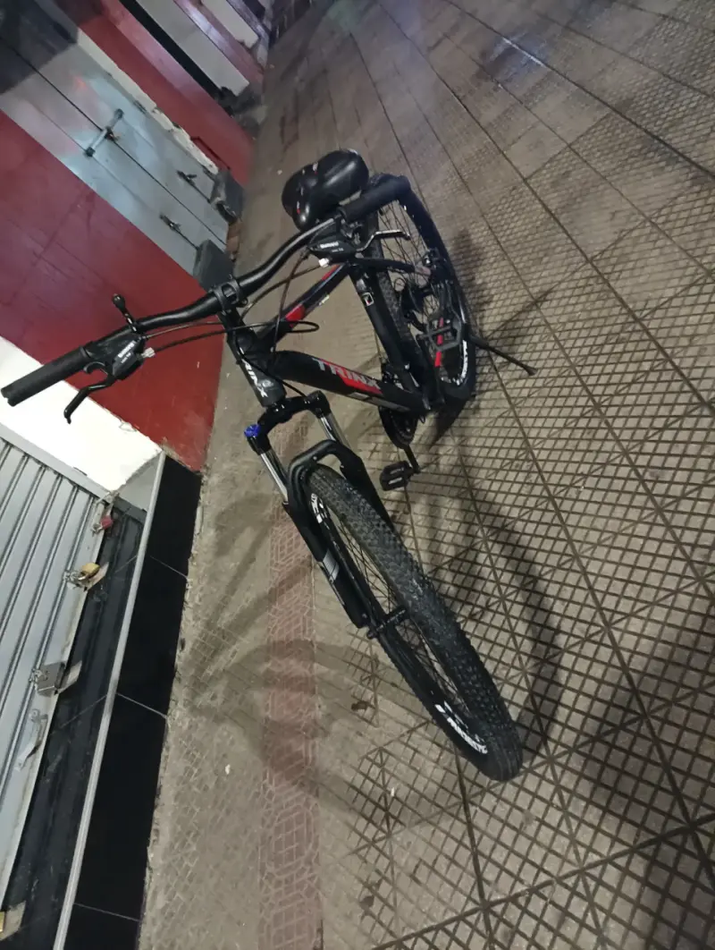 Bicicleta de montaña TRINX negra y roja - 1