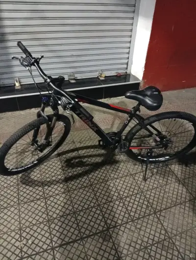 Bicicleta de montaña TRINX negra y roja - miniatura 2