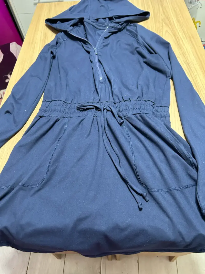 Vestido deportivo azul con capucha