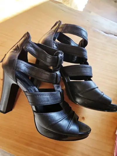 Tacones negros de cuero con cierre trasero - miniatura 1