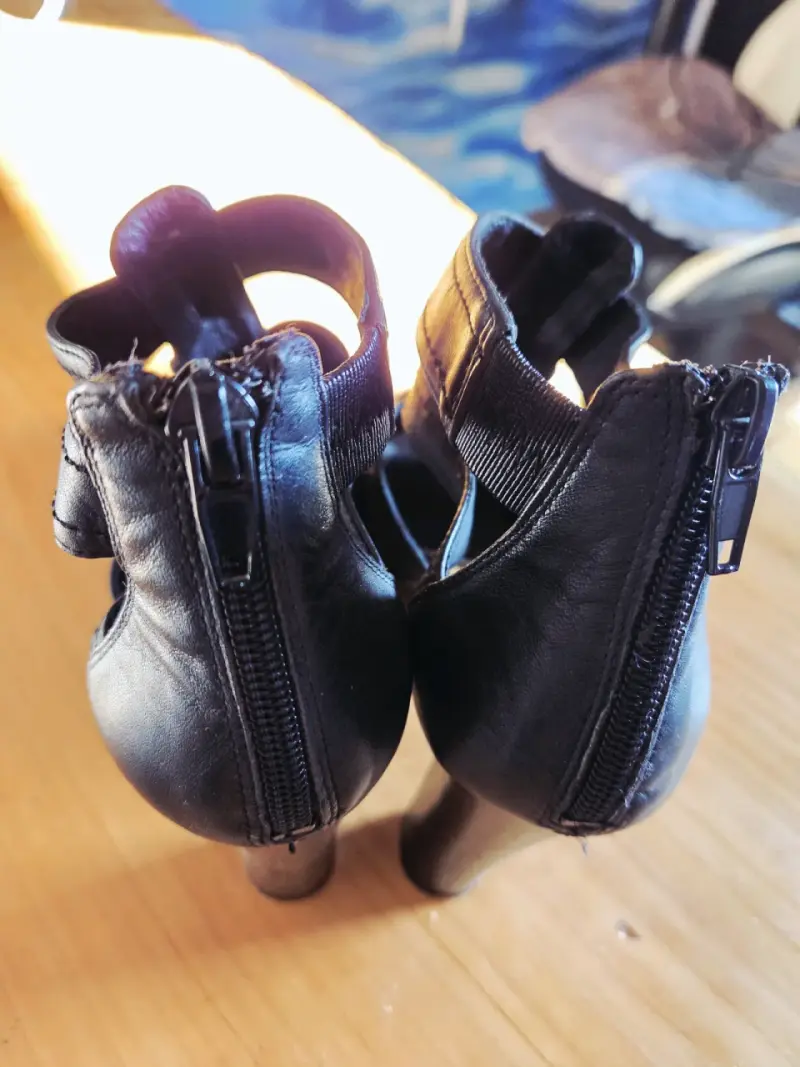 Tacones negros de cuero con cierre trasero - 2