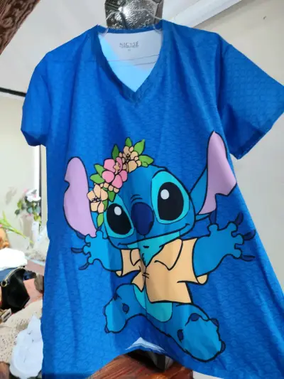 Polera médica azul con diseño de Stitch - miniatura 2