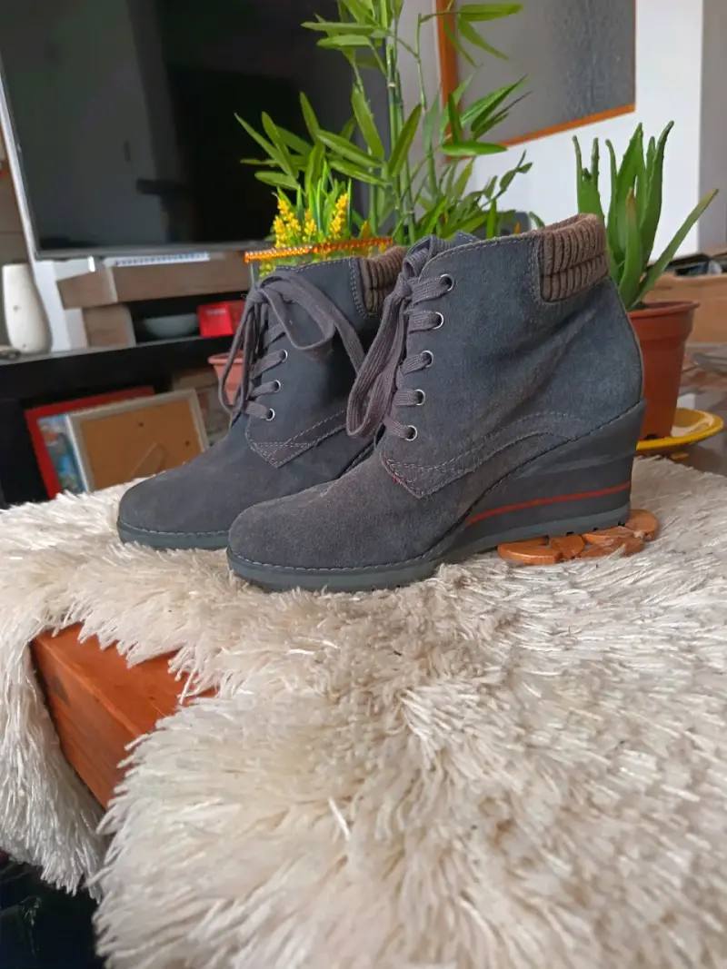 Botines de gamuza gris Tamaris - 1