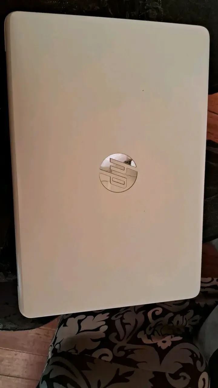 Notebook HP blanco en buen estado