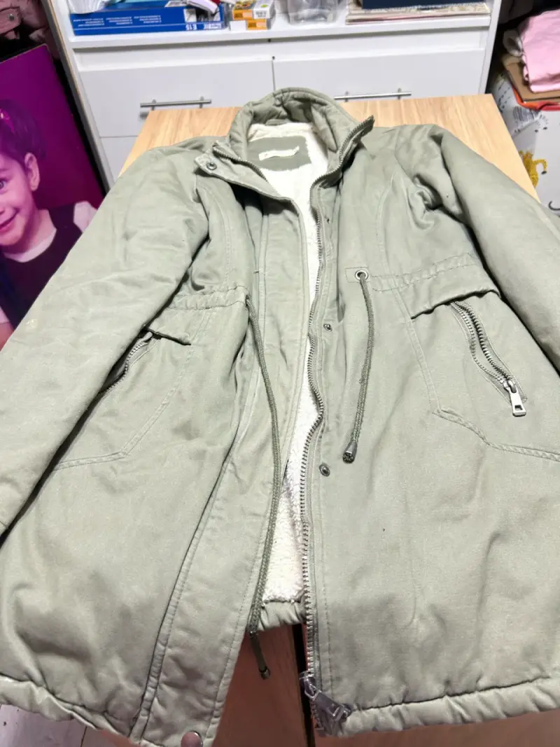 Parka verde con forro interior cálido