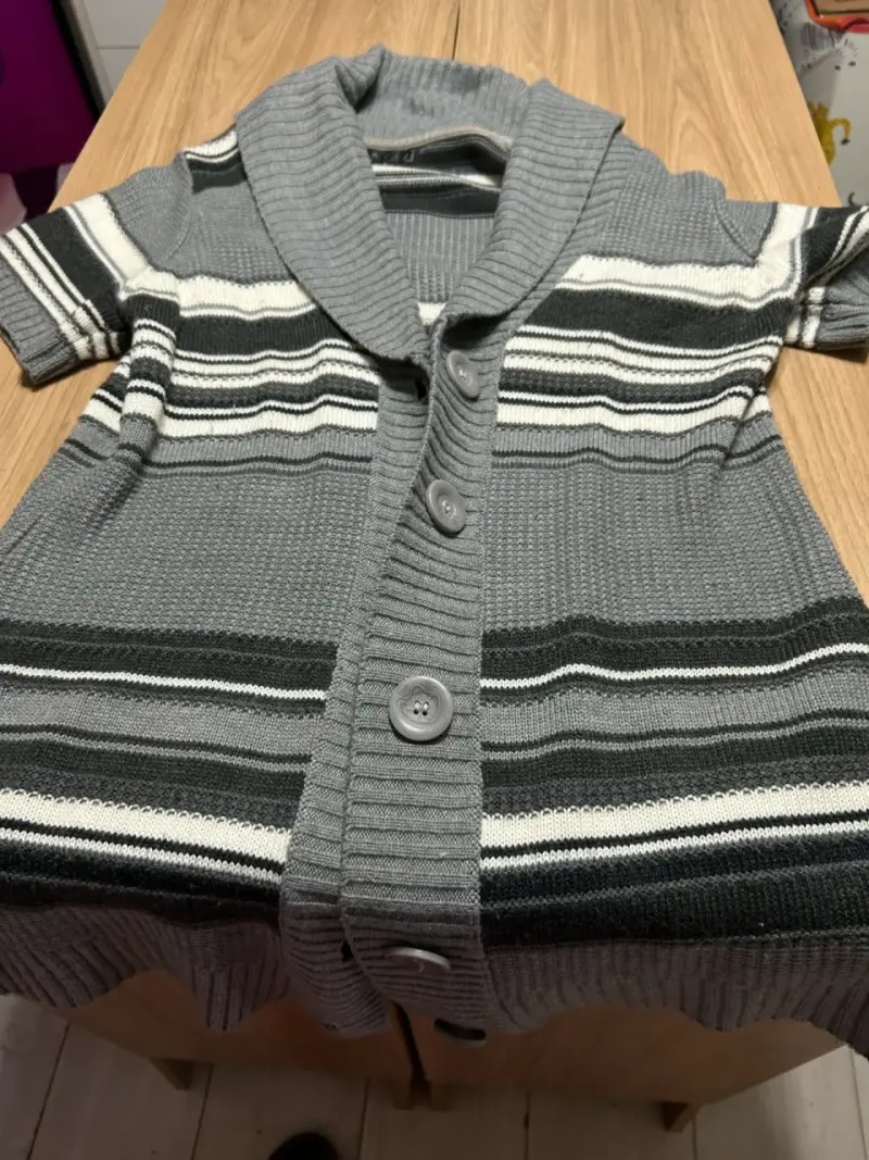 Cárdigan de punto gris con rayas para hombre