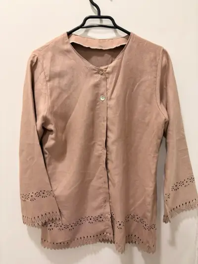 Chaqueta de gamuza beige con detalles calados - miniatura 1