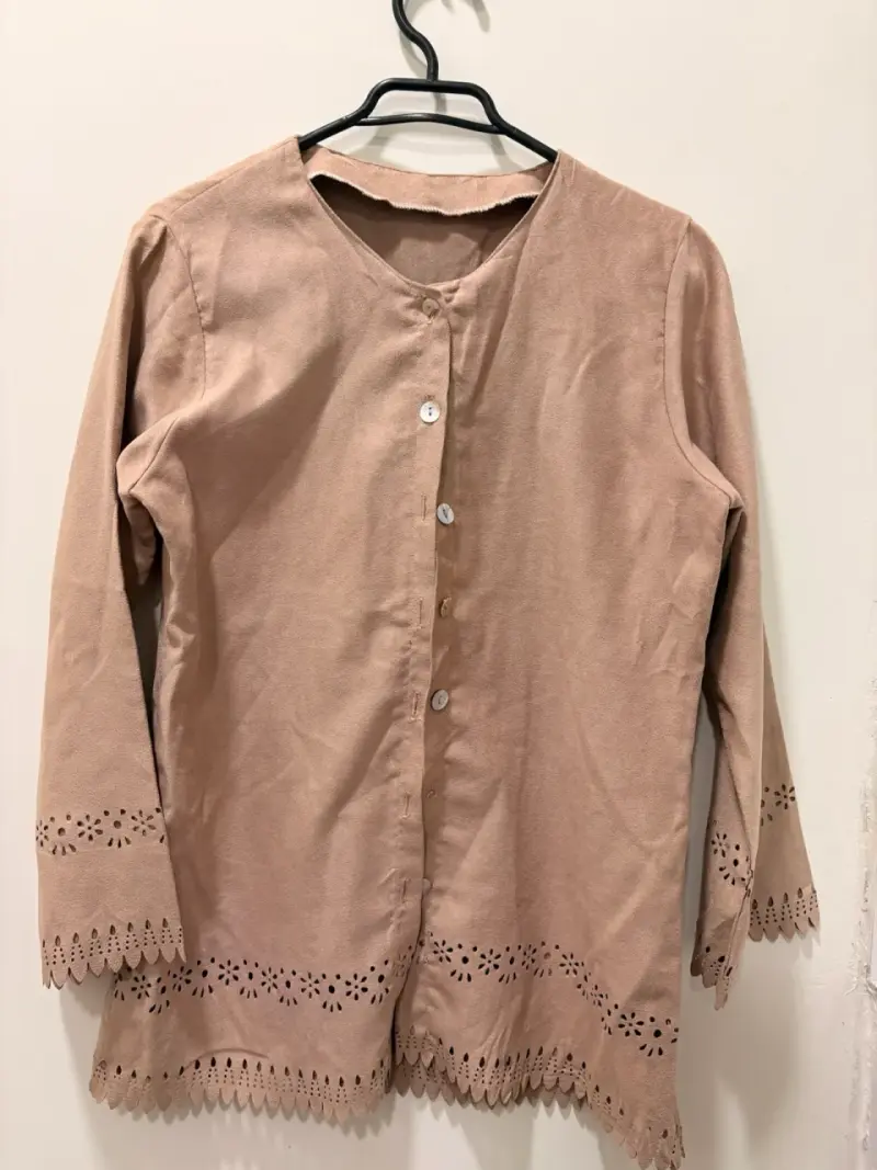 Chaqueta de gamuza beige con detalles calados - 2