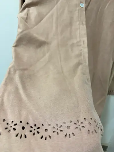 Chaqueta de gamuza beige con detalles calados - miniatura 4