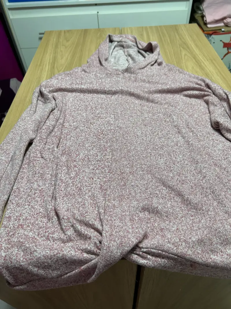 Polerón de mujer color rosado con capucha