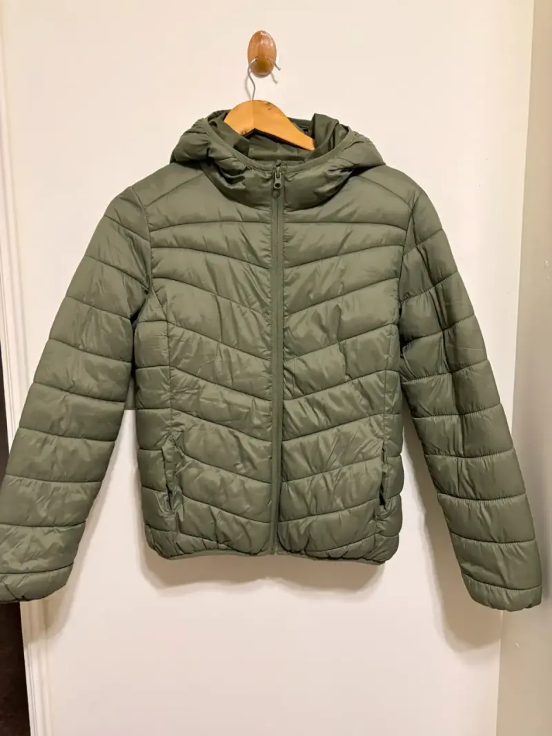 Chaqueta acolchada verde con capucha - 1