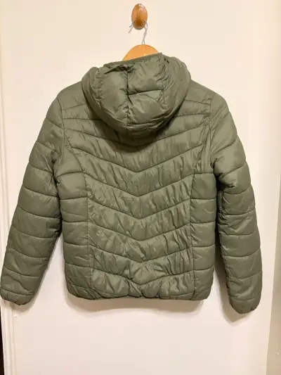 Chaqueta acolchada verde con capucha - miniatura 2