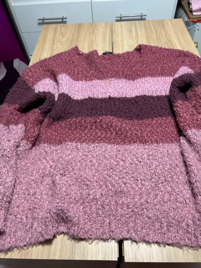 Suéter de lana rosado con franjas