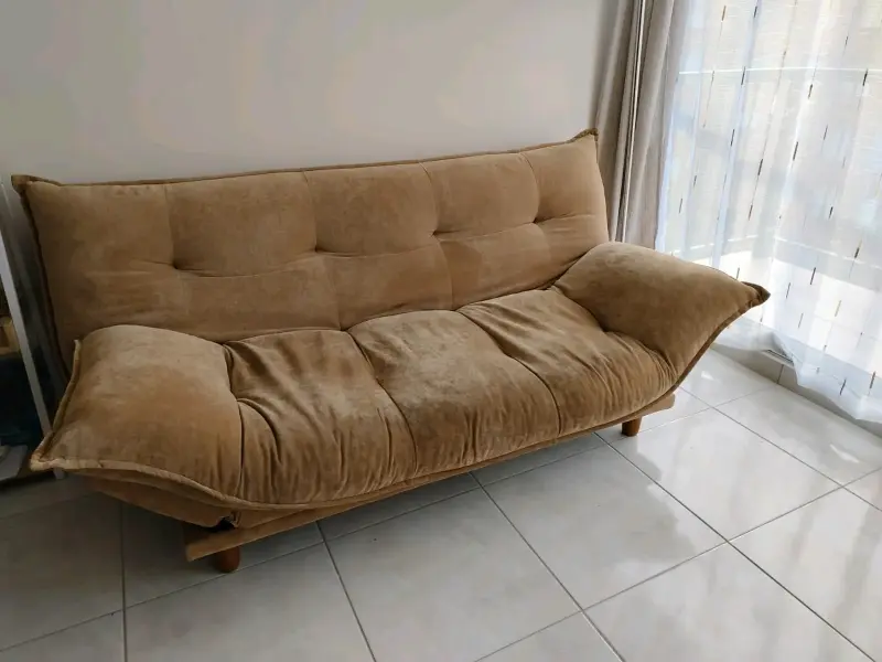 Sofá cama beige en buen estado