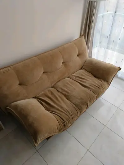 Sofá cama beige en buen estado - miniatura 2