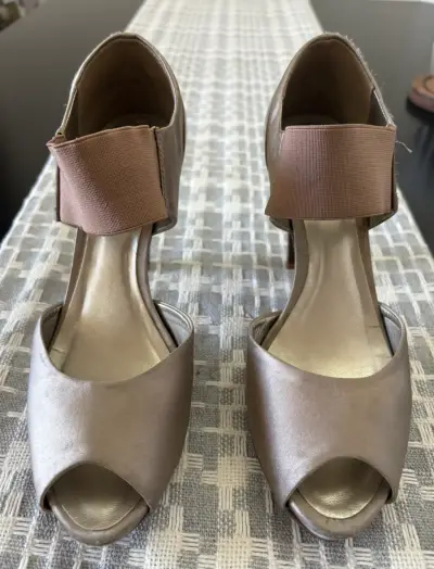 Zapatos de tacón abiertos color beige Vía Uno - miniatura 1
