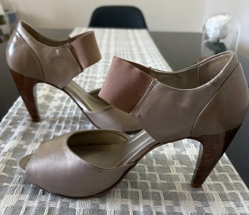 Zapatos de tacón abiertos color beige Vía Uno - 2