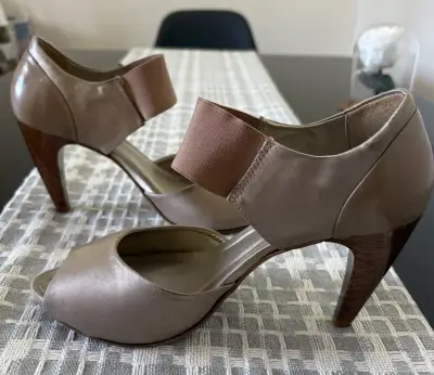 Zapatos de tacón abiertos color beige Vía Uno - miniatura 2