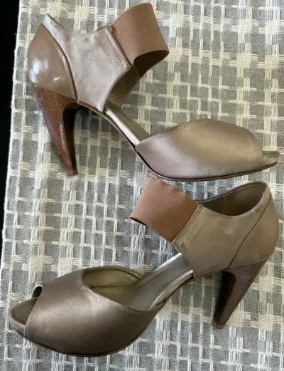 Zapatos de tacón abiertos color beige Vía Uno - miniatura 4