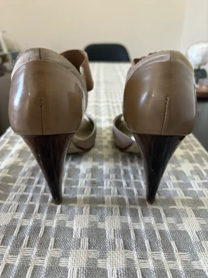 Zapatos de tacón abiertos color beige Vía Uno - 6