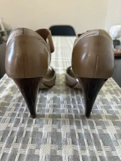 Zapatos de tacón abiertos color beige Vía Uno - miniatura 6