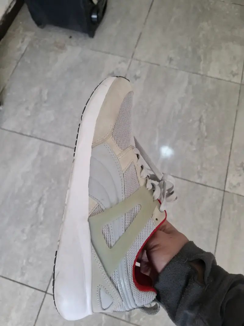 Zapatillas deportivas Puma grises con interior rojo - 3