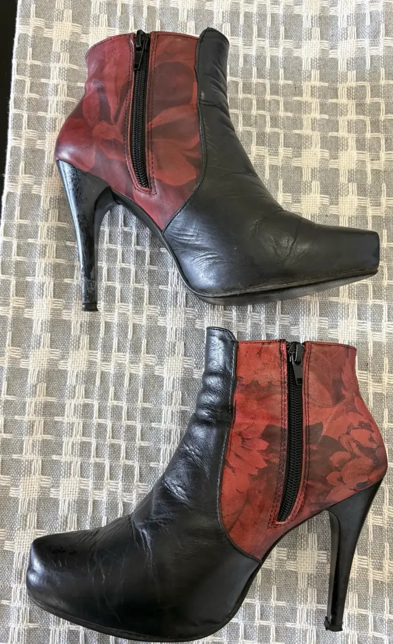 Botines de cuero negro y rojo con tacón alto - 1