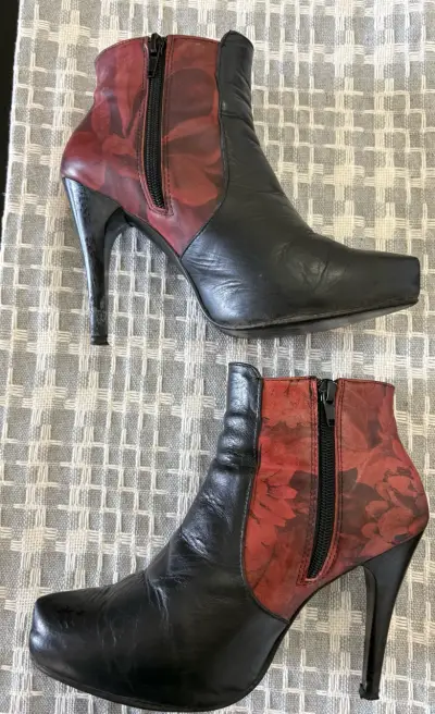 Botines de cuero negro y rojo con tacón alto - miniatura 1